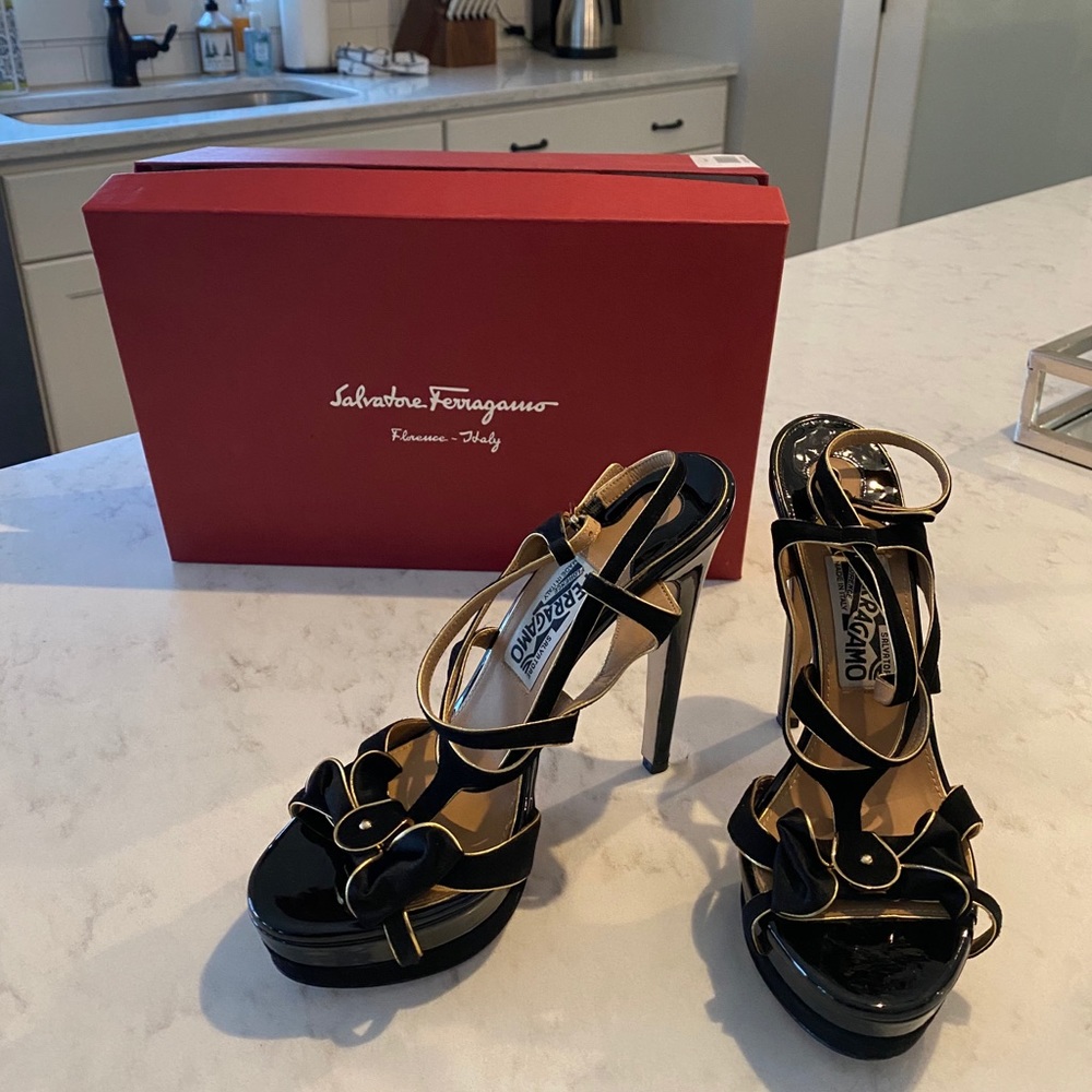 Strappy heel with bow